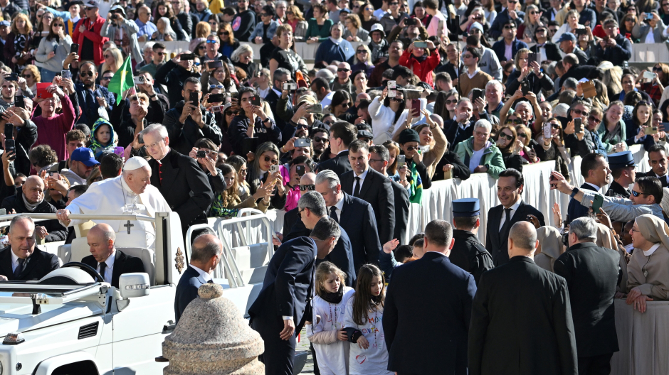 Pope Francis arrives to lead his weekly open-air general audience at St.Peters' square in the Vatican, on March 15, 2023. (Photo by Alberto PIZZOLI / AFP)