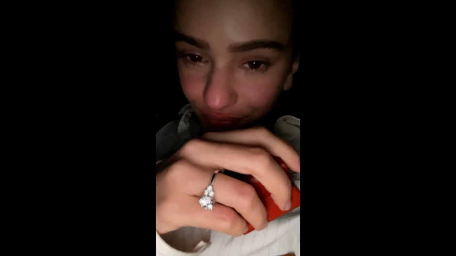 Rosalía, emocionada, mostrando su anillo de compromiso