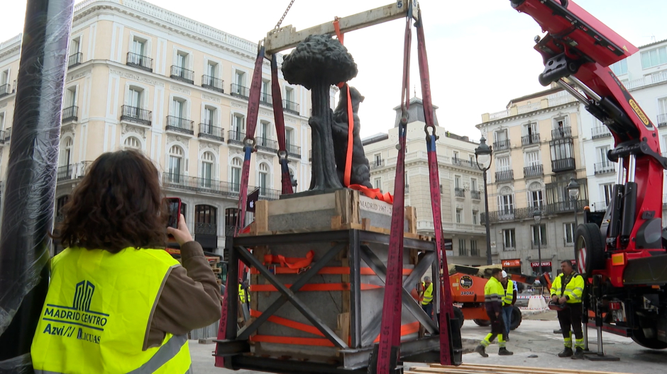 La estatua del Oso y el Madroño, siendo reubicada