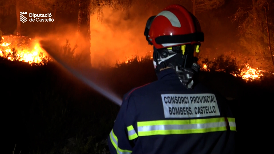 Así son los trabajos nocturnos de los bomberos de Castellón