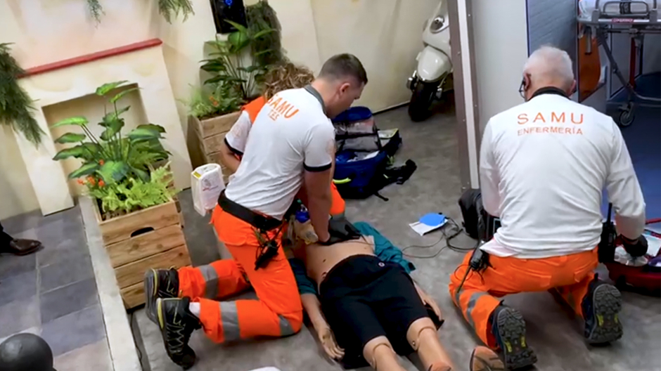Imagen de lServicio de Emergencias Sanitarias de la Comunitat Valenciana realizando un simulacro de reanimación cardiaca