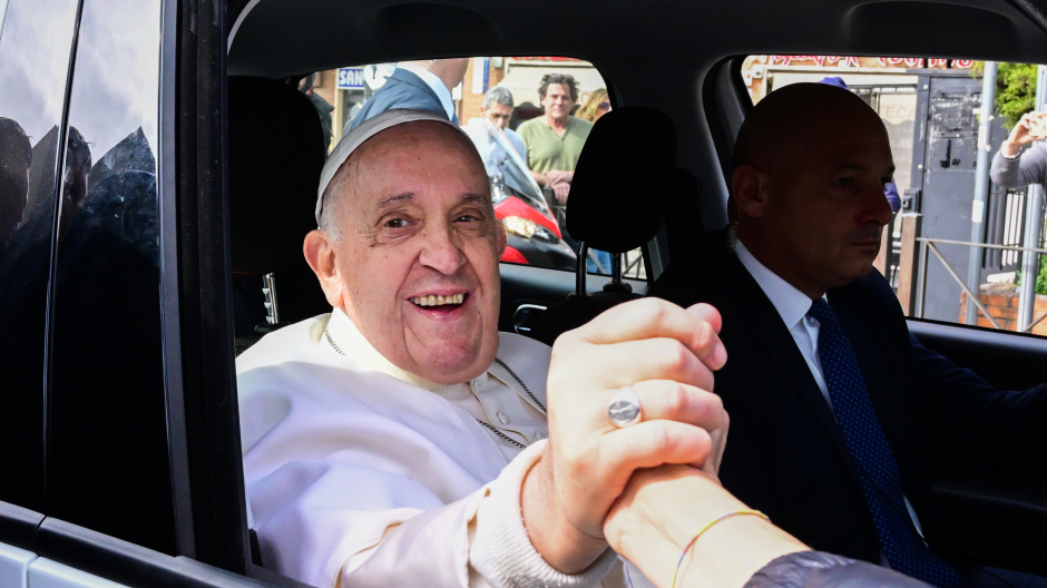 El Papa saluda a los fieles tras salir del hospital