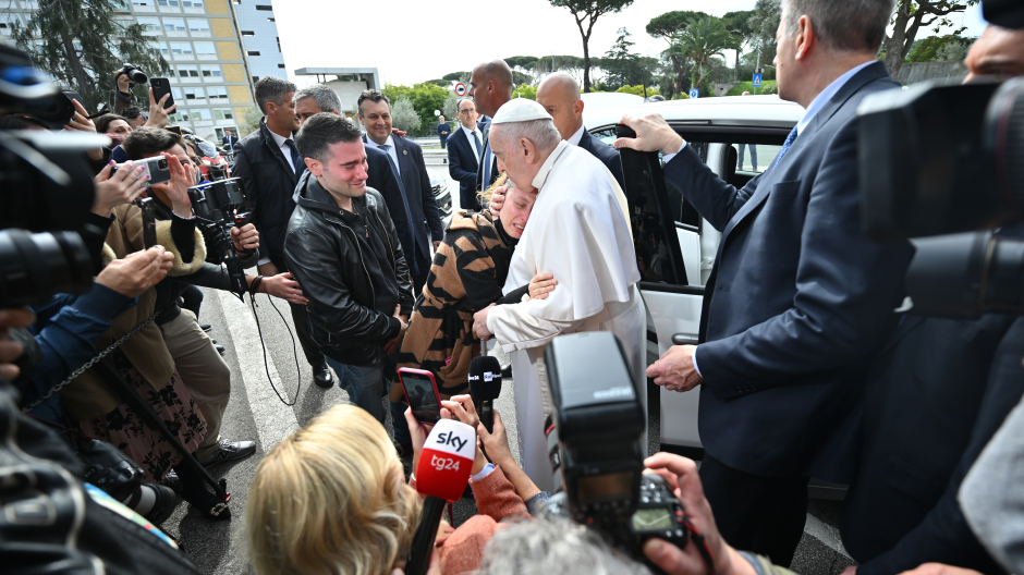 El Papa consuela a un matrimonio a las puertas del hospital tras recibir el alta