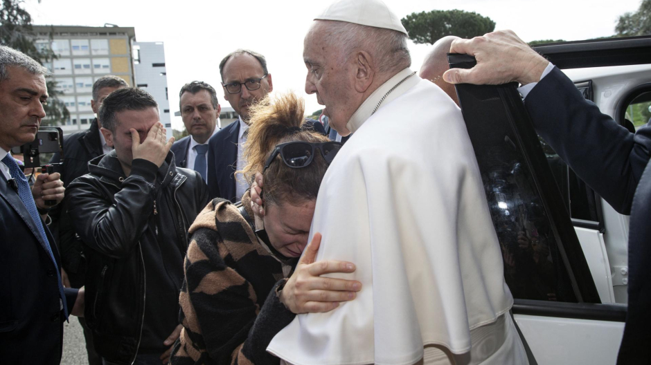 El Papa abraza a la madre tras salir del hospital