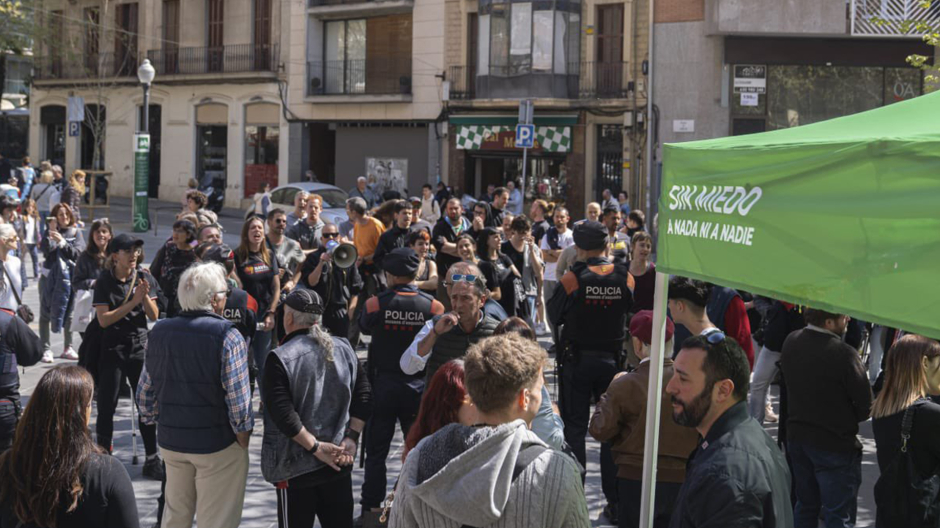Imagen de los separatistas catalanes que causaron los daños a las carpas informativas de Vox