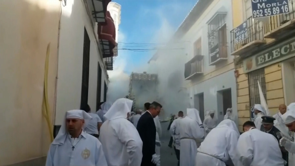 Una imagen de la Virgen se quema en plena procesión en Vélez-Málaga