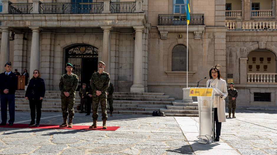 La ministra de Defensa, Margarita Robles, preside el acto de despedida del contingente ucraniano, este lunes, en la Academia de Infantería de Toledo. EFE/Ismael Herrero