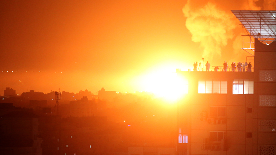 Llamas y humo se elevan tras ataque aéreo israelí en Gaza