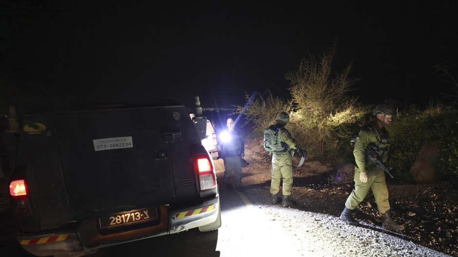 Soldados israelíes buscan un cohete que cayó cerca de Kibbutz Meitsar, en los altos del Golán