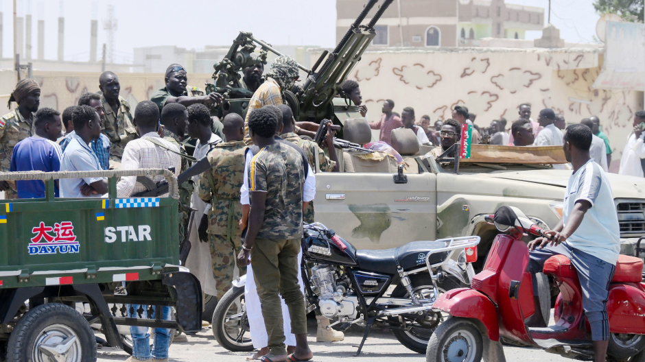 Los sudaneses saludan a los soldados del ejército, leales al jefe del Ejército Abdefatá al Burhan