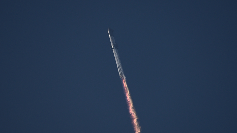 La nave espacial Starship, de SpaceX, durante su ascenso