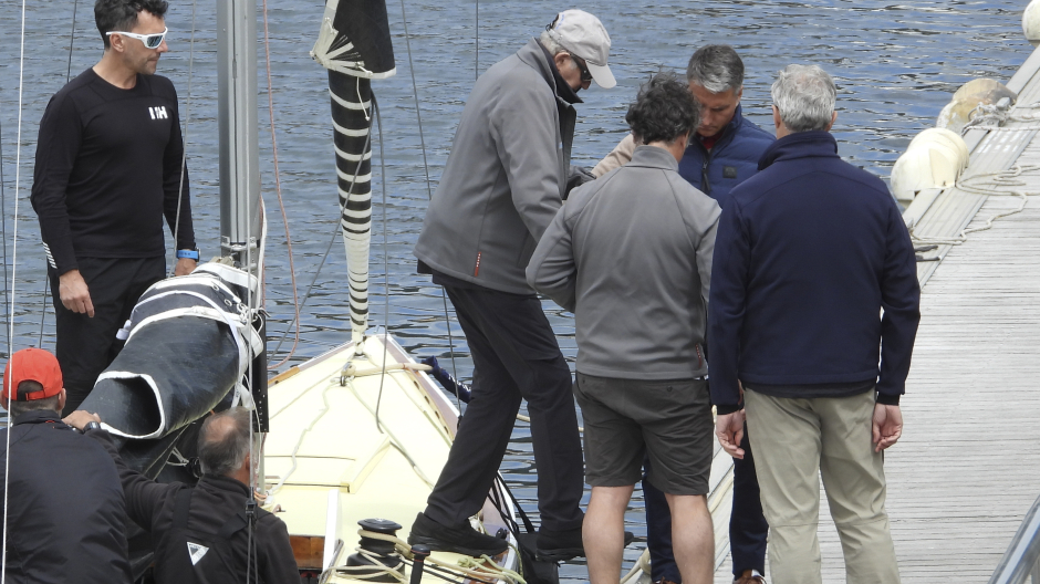 Juan Carlos I regresa al club náutico tras tres horas en alta mar