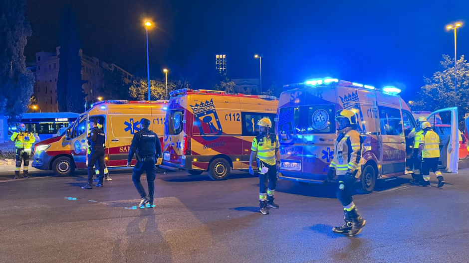 Los equipos de emergencias han instalado un hospital de campaña para atender a los heridos en el incendio de la plaza Manuel Becerra de Madrid