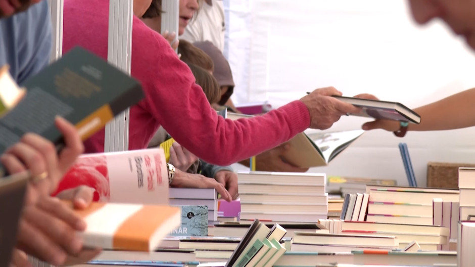 Los lectores salen a la calle por el Día Internacional del Libro