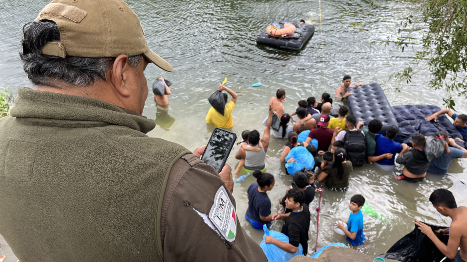 Migrantes cruzando el río