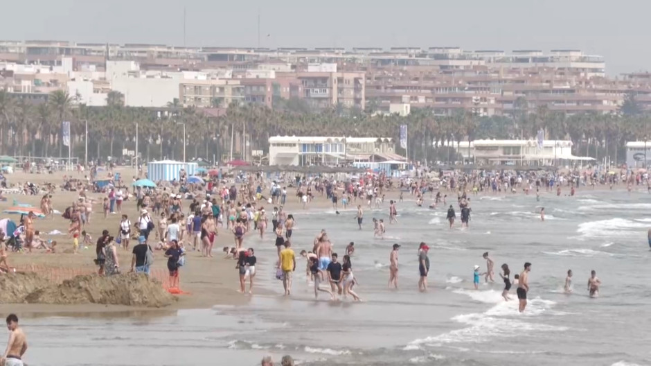 El puente de mayo llena las playas de Valencia