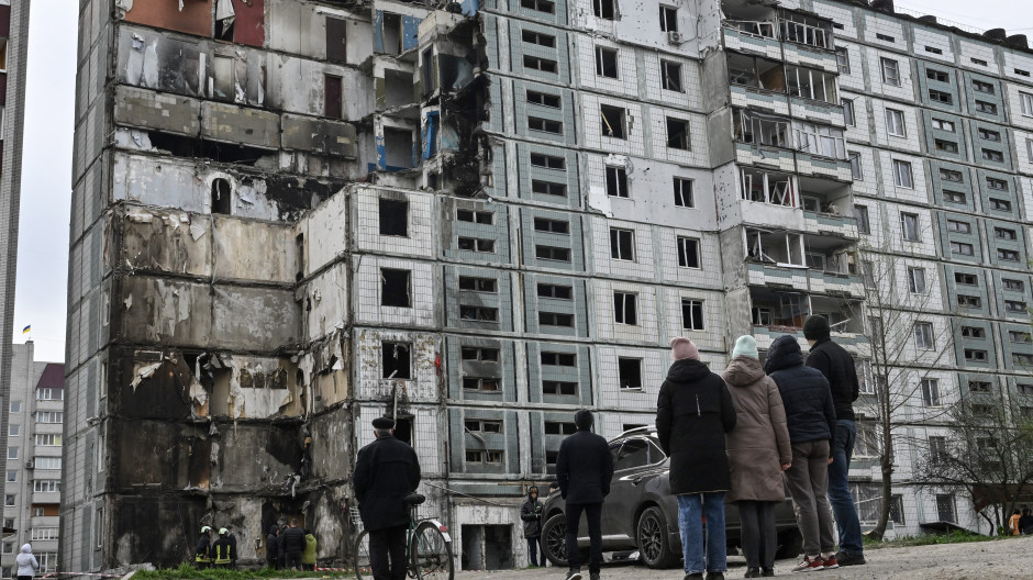 Varios edificios de viviendas fueron afectadas en tras los bombardeos rusos en Jersón y Dnipró