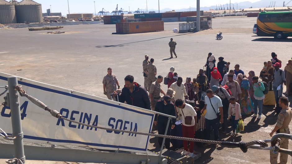 Momento de la evacuación de civiles de Sudán en la fragata española Reina Sofía