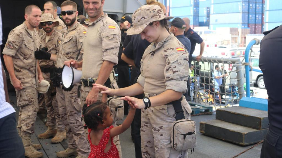 Una niña se despide de una militar española a su llegada a Yeda en la fragata Reina Sofía