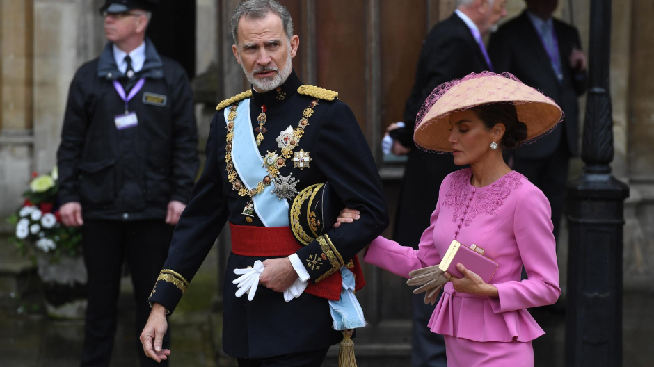 Los Reyes Felipe VI y Letizia durante la ceremonia de coronación de Carlos III