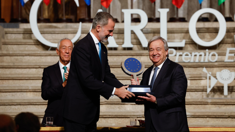 YUSTE (CÁCERES), 09/05/2023.-  El rey Felipe VI entrega el Premio Europeo Carlos V al secretario general de la ONU, el portugués António Guterres (d), en un acto celebrado este martes en el Monasterio de Yuste (Cáceres). EFE/J.J. Guillén