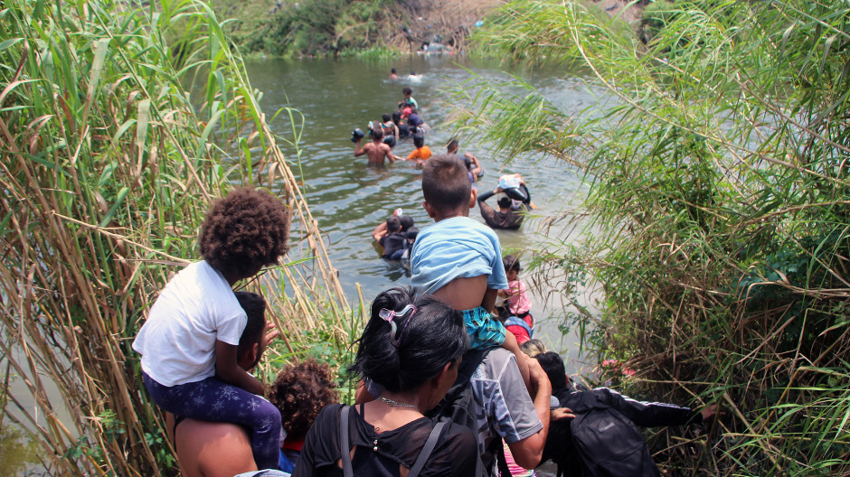 Migrantes cruzan el río Bravo para intentar ingresar a Estados Unidos hoy, en Matamoros (México). En la agonía del Título 42, los migrantes que se encuentran varados en la frontera de Matamoros, Tamaulipas, en el norte de México, han padecido crisis nerviosas y no han dejado de lanzarse al río Bravo durante este jueves, mientras los militares estadounidenses refuerzan la malla con púas y más agentes se suman a su tarea en la zona que las familias emplean para cruzar. EFE/Abrahan Pineda-Jacome