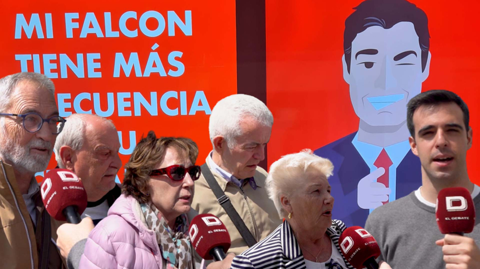Los madrileños opinan sobre el cartel en Sol que critica el Falcon de Sánchez