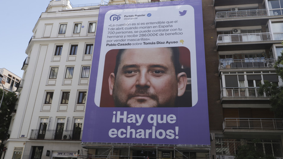 Imagen de la lona en contra del hermano de Ayuso puesta por Podemos en la calle Goya