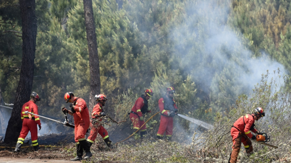 Varios trabajadores de la UME trabajan en la extinción del incendio de Hurdes y Gata