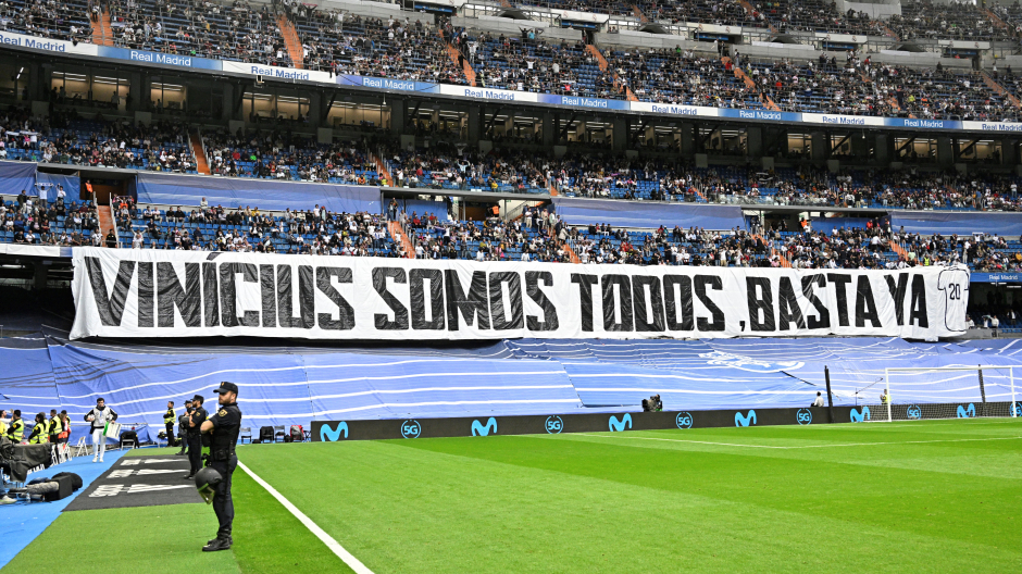 Pancarta en apoyo a Vinicius en el fondo norte del Santiago Bernabéu