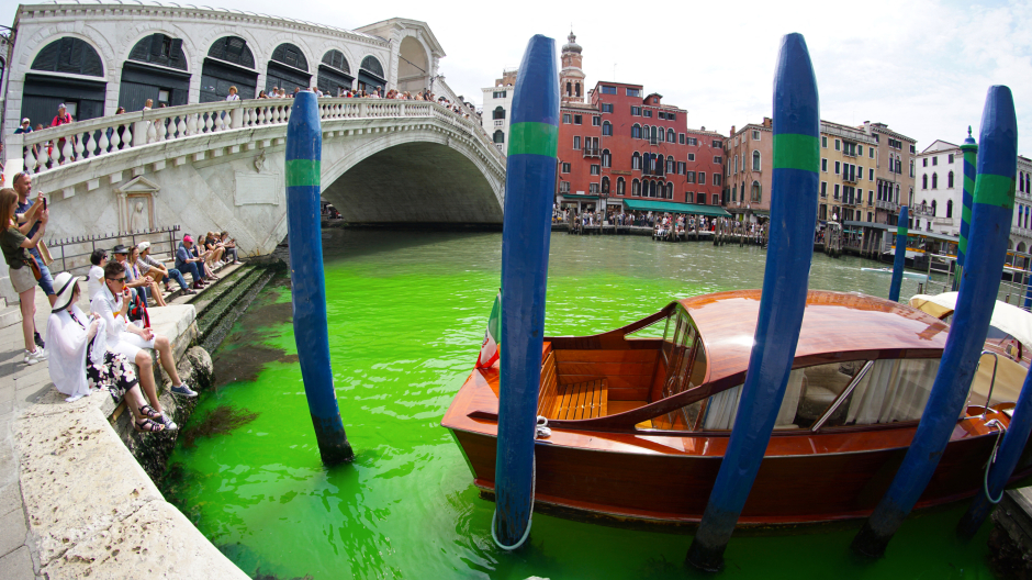 Las aguas del Gran Canal de Venecia teñidas de verde
