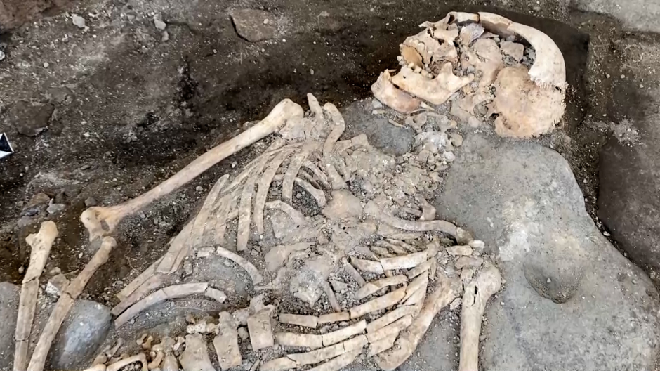 Hallan tres cuerpos, uno de un niño, y dos frescos con escenas mitológicas en Pompeya