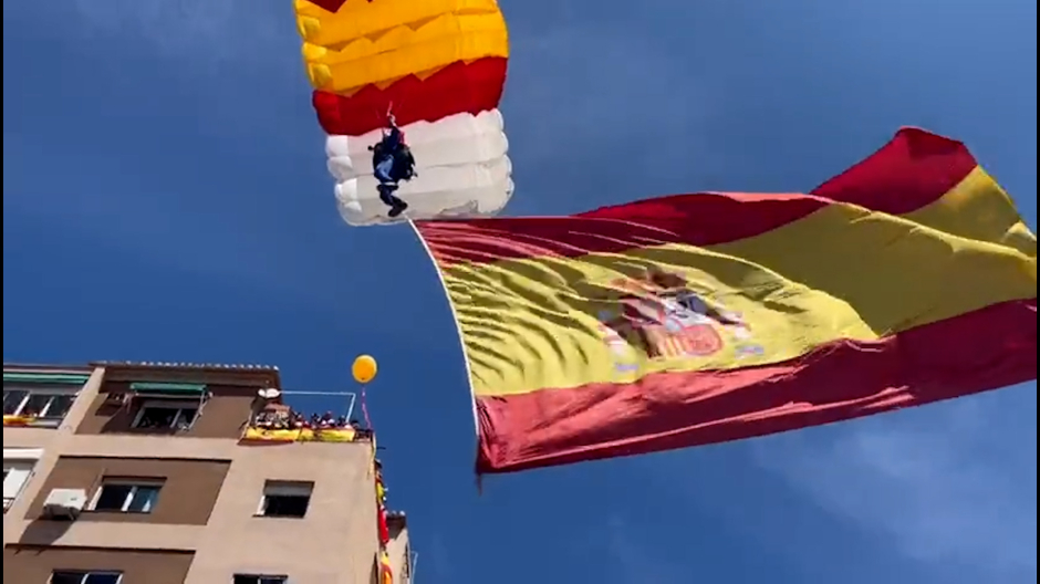 La llegada de la bandera en el Día de las Fuerzas Armadas con la paracaidista Carmen Gómez Hurtado