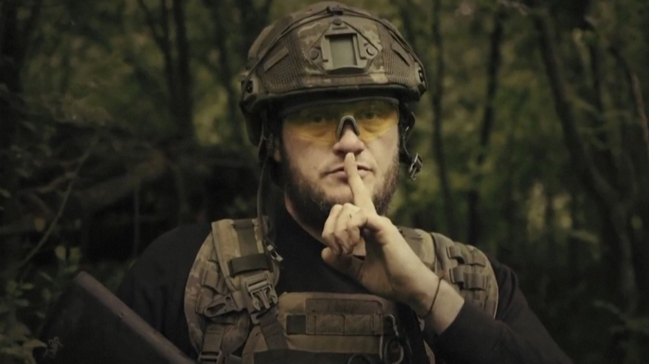 Fotograma de uno de los soldados que aparece en el vídeo compartido por el ministerio de Defensa