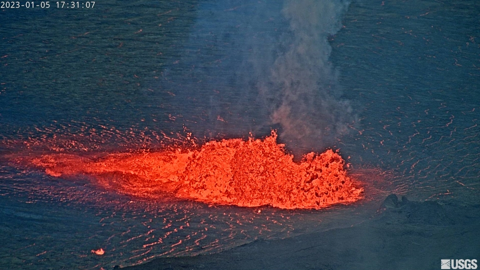 Lava emergente del volcán Kilauea, en una imagen captada por el USGS