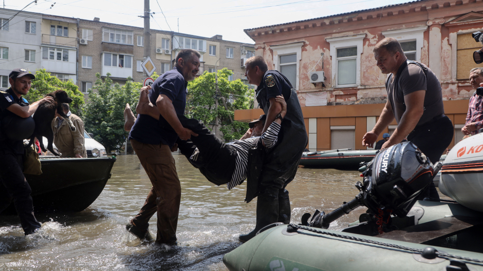 Autoridades ucranianas evacúan a los residentes de las zonas afectadas por la inundaciones