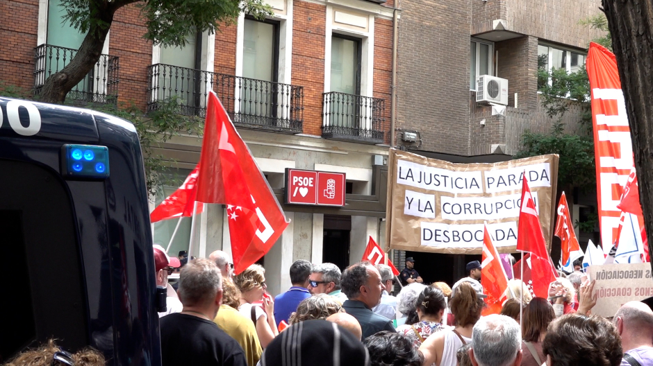 Manifestación en frente de la sede del PSOE