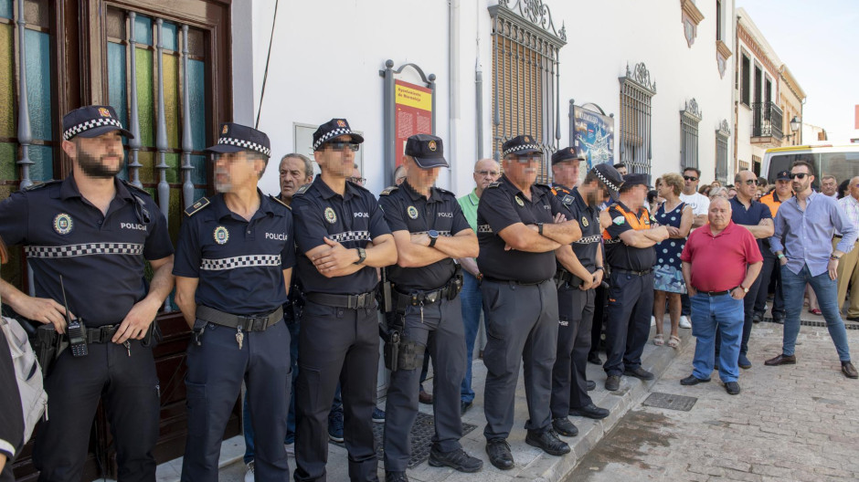 Cientos de personas han guardado un minuto de silencio durante la concentración realizada este lunes en la plaza del Ayuntamiento de Marmolejo (Jaén)