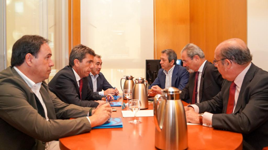 Imagen de la reunión en las Cortes Valencianas.