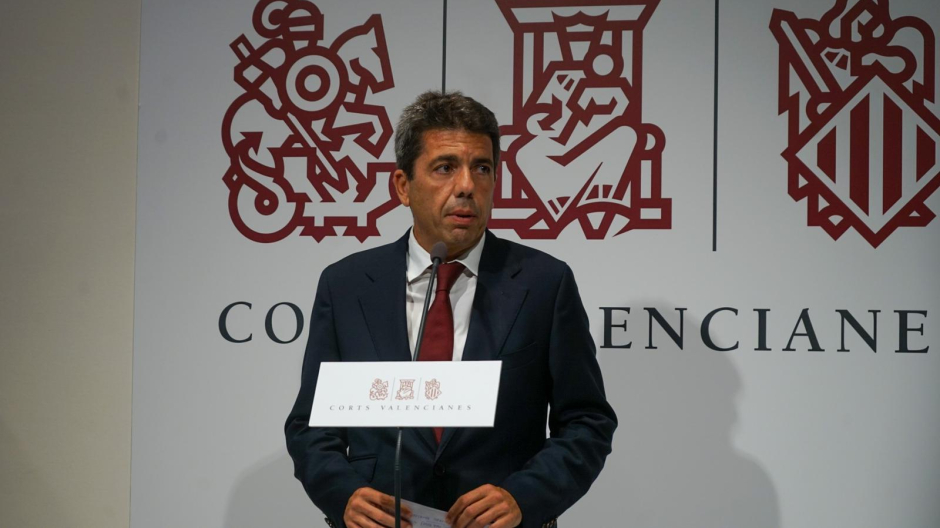 El candidato del PP a la presidencia de la Generalitat Valenciana, Carlos Mazón, en las Cortes regionales.
