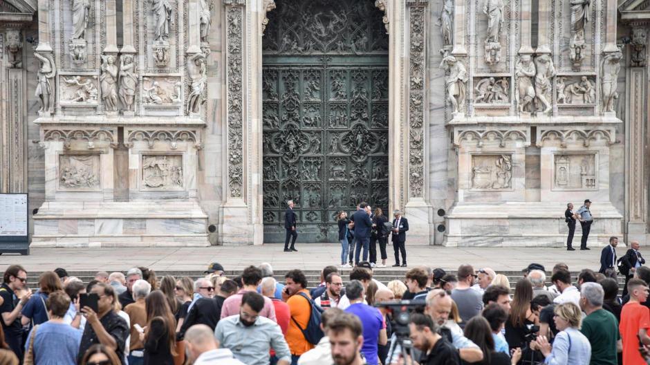Exterior de la catedral del Duomo de Milán donde se celebra el funeral de Estado de Berlusconi