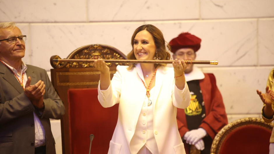 La alcaldesa de Valencia, María José Catalá, con el bastón de mando.