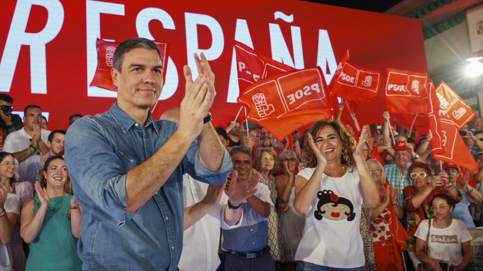 El secretario general del PSOE, Pedro Sánchez junto a la ministra de Hacienda María Jesús Montero