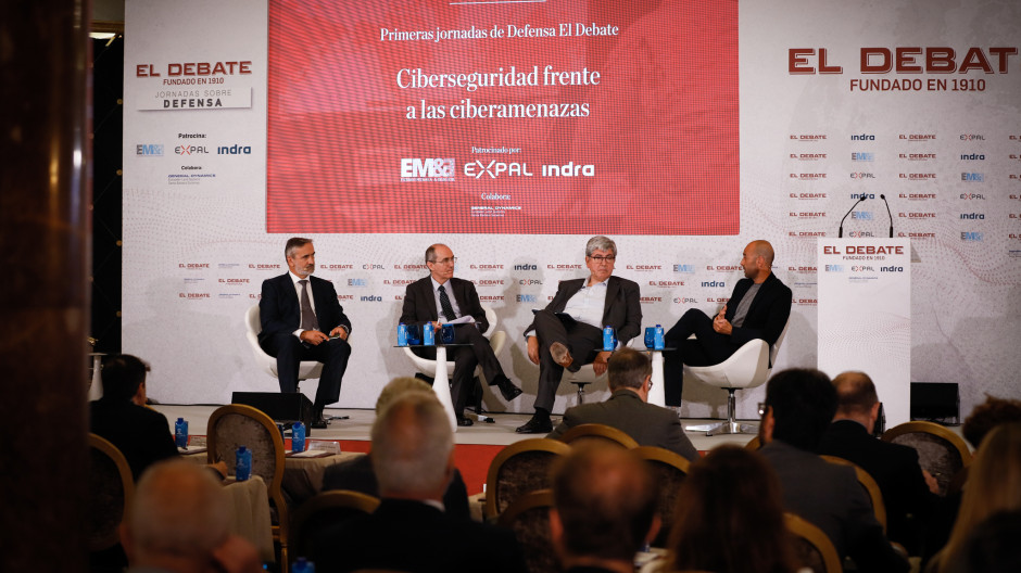 Tercera mesa redonda en la jornada de Defensa de El Debate, con Luis José García de la Iglesia, head of cyberdefense business line de Indra, Antonio Abad, director técnico de Hispasat, Luis Jiménez, subdirector general del Centro Criptológico Nacional, y