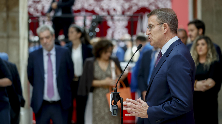 El líder del PP, Alberto Núñez Feijóo, realiza declaraciones a la prensa