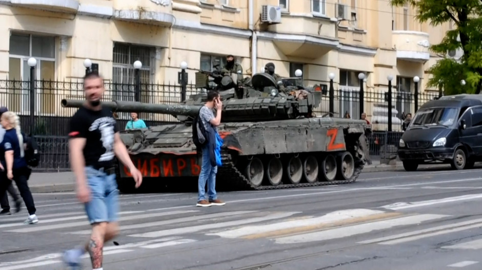 Militares del Grupo Wagner bloquean una calle del centro de Rostov del Don