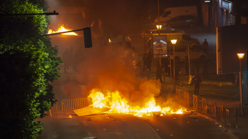 Incendios y barricadas en otra noche de protestas en Francia