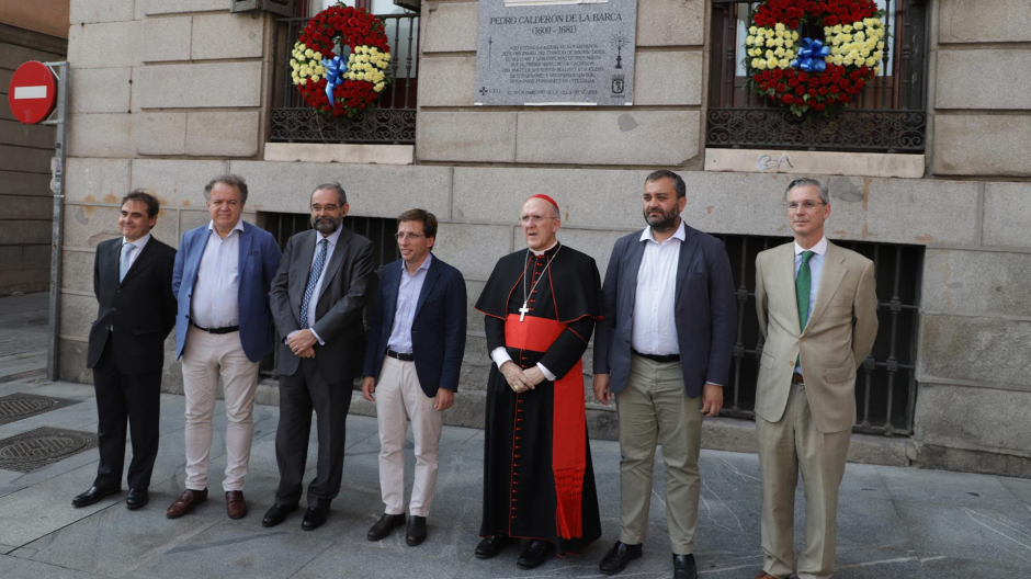 Imagen del acto de inauguración de la placa en homenaje a Calderón, Madrid