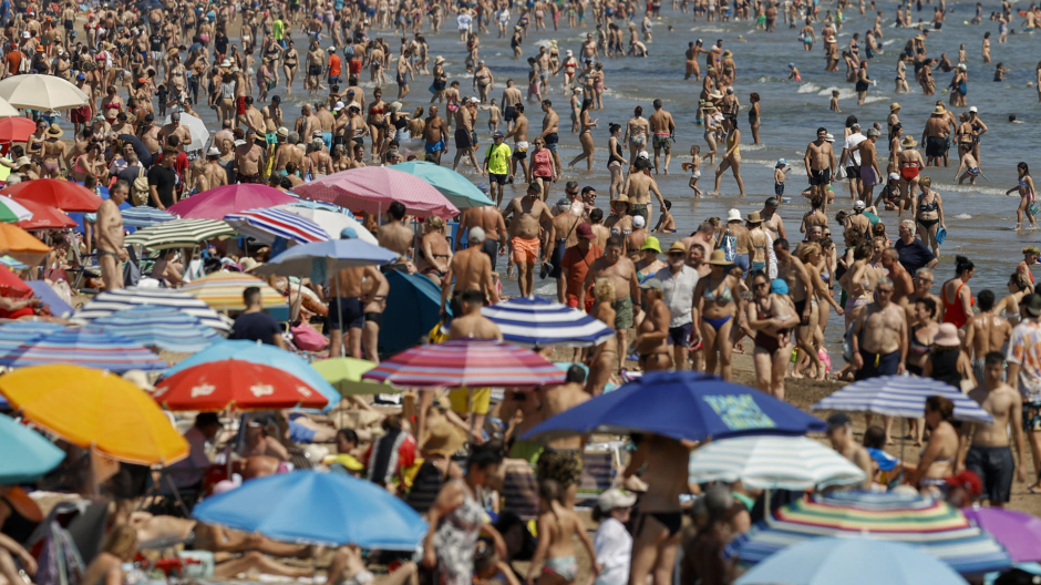 Numerosos bañistas disfrutan este domingo en la playa de la Malvarrosa en Valencia
