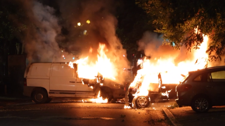 Dos vehículos arden en la quinta noche de protestas en París